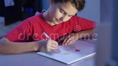 小女孩在桌子上在室内画画。 女学生少年用铅笔画画画
